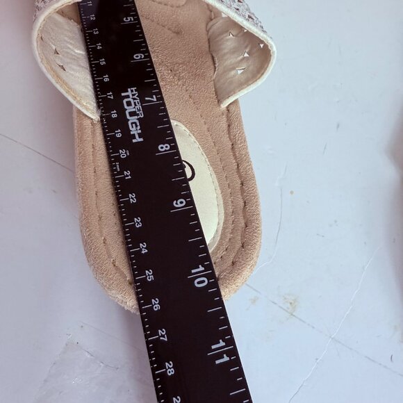 Mountain Sole Comfort Sandals Sz 8.5 White Flip Flop Silver Studs Thong Cushion - Picture 10 of 15